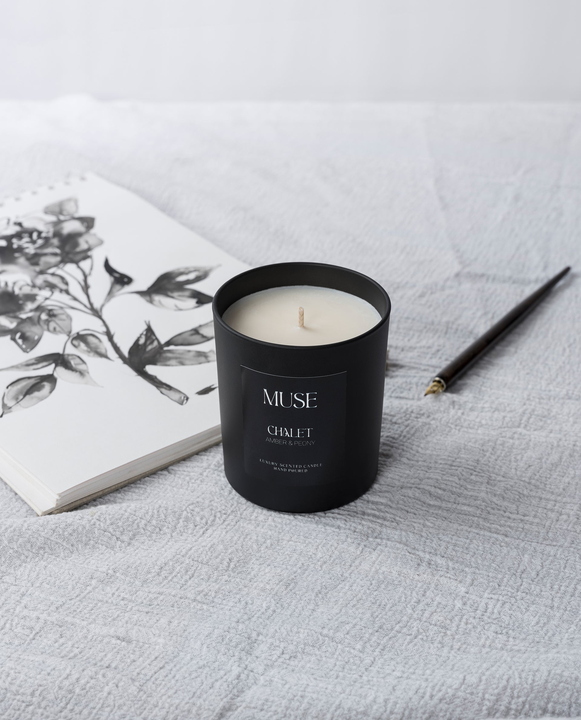 Chalet Luxury Candle - AMBER & PEONY - 300ml - Muse Body Shape Boutique